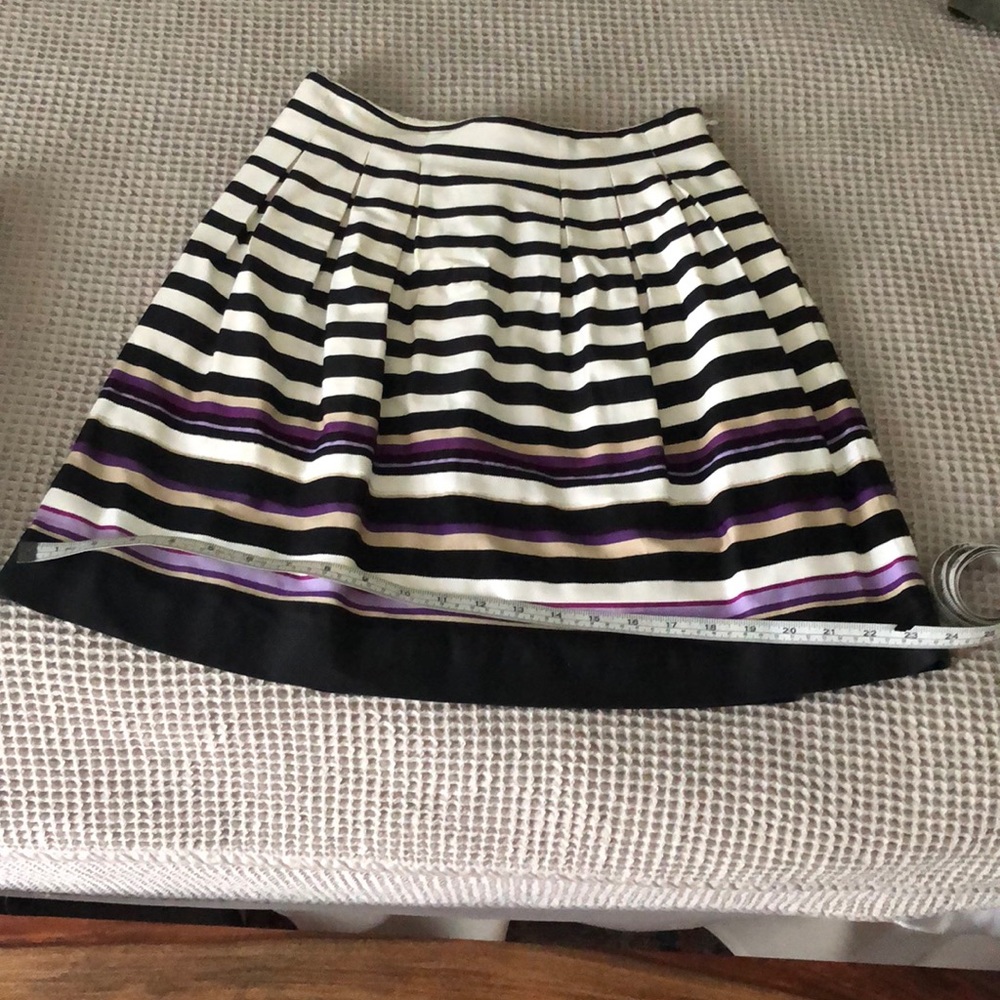 WHBM just above knee skirt
